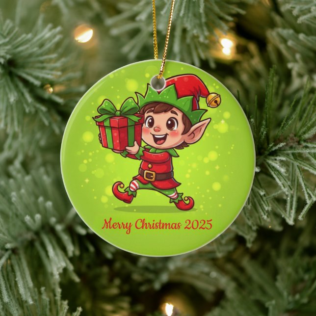 Ornamento De Cerâmica Tiny Christmas Elf with Gift Personalized 2025  (Árvore)