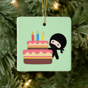 Ornamento De Cerâmica Tiny Ninja por trás do Bolo de Aniversário em Ve