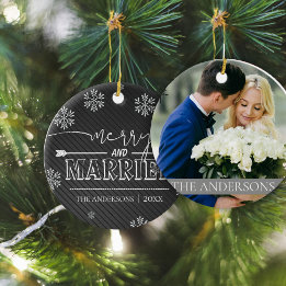 Ornamento De Cerâmica Tipografia Alegre e Casada Primeiro Natal Foto