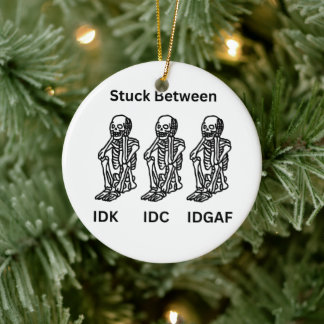 Ornamento De Cerâmica Três Esqueletos com IDK, IDC, IDGAF em um Natal