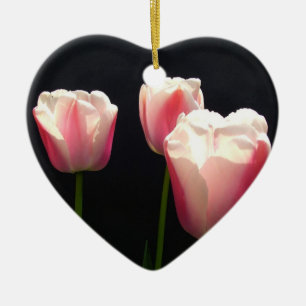 Ornamento De Cerâmica Três flores de tulipa rosa. Natal, feriados.