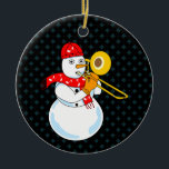 Ornamento De Cerâmica Trombone Snowman<br><div class="desc">Um trombone de boneco de neve vestindo um lenço de anotação musical é um design de presente engraçado para o inverno para trombonistas,  professores de música e estudantes em concertos,  jazz e bandas de marchar.</div>