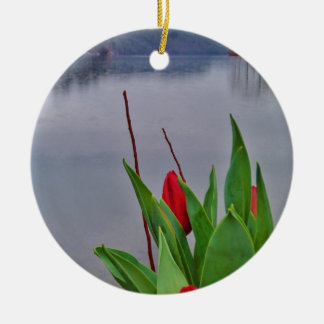 Ornamento De Cerâmica Tulipas Vermelhos Lago Azul Água da Arrohead