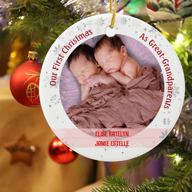 Ornamento De Cerâmica Twin Baby Girls 1rua Xmas Excelente-Avós Fotos (Our First Christmas as Great-Greatparents of Twin Girls. Snowflakes and Stars. Cute Swaddled Babies)