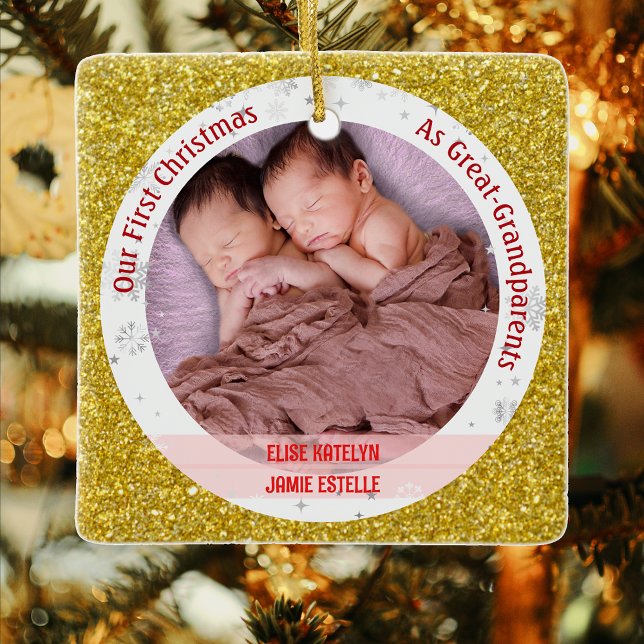 Ornamento De Cerâmica Twin Baby Girls 1rua Xmas Excelente-Avós Fotos (Elegant Modern Cute Golden Our First Christmas as Great-Grandparents Twin Girls Photo Faux Glitter)