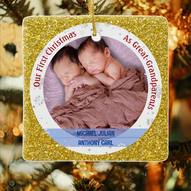 Ornamento De Cerâmica Twins Baby Boys 1rua Xmas Excelente-Avós Fotos (Elegant Modern Cute Golden Our First Christmas as Great-Grandparents Twin Boys Photo Faux Glitter)
