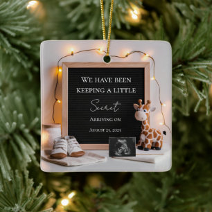 Ornamento De Cerâmica Um anúncio de gravidez de uma girafa de bebê alegr