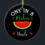 Ornamento De Cerâmica Um Em Um Melão Tio Watermelon Summer Engraçado<br><div class="desc">Um Em Um Presente Da Família Melon Tio Watermelon Summer Engraçado. Presente perfeito para seu pai, mãe, pai, homens, mulheres, amigos e familiares no Dia de Ação de Graças, Dia de Natal, Dia de as mães, Dia de os pais, 4 de julho de 1776 Dia Independente, Dia dos Veteranos, Dia...</div>