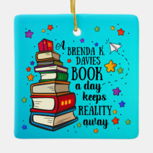 Ornamento De Cerâmica Um Livro De Brenda K Davies Um Dia Mantém A Reali