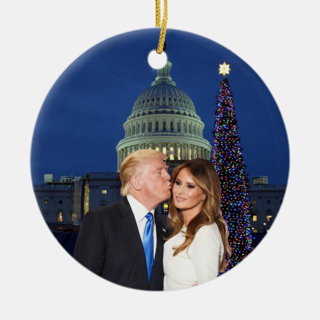 Ornamento De Cerâmica Um Natal Trump: Donald e Melania (Frente)