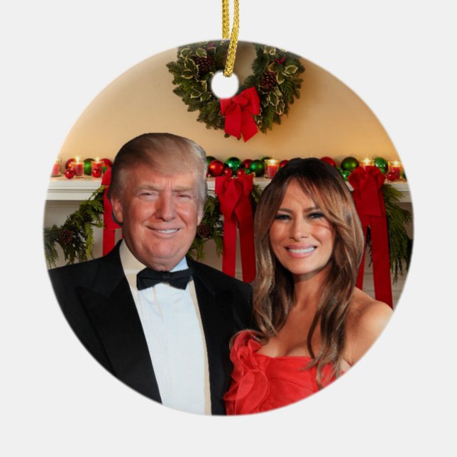 Ornamento De Cerâmica Um Natal Trump: Donald e Melania (Frente)