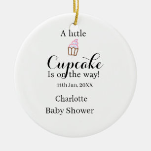 Ornamento De Cerâmica Um pequeno nome do chá de bebê de cupcake está a c