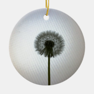 Ornamento De Cerâmica Um Solteiro Dandelion contra um pano de fundo bran