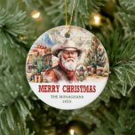 Ornamento De Cerâmica Uma imagem realista do oeste selvagem com Papais n<br><div class="desc">O tradicional design de aquarela ocidental feliz Natal Feliz Feriados Natal ornamento clássico de árvore de Natal esquema de cores vermelho e verde e incrível ilustração em Papai Noel como cowboy com bandana e crachá do xerife combinado com cartazes ocidentais.</div>