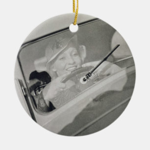 Ornamento De Cerâmica Uma mulher que conduz, c.1930s (fotogravura)