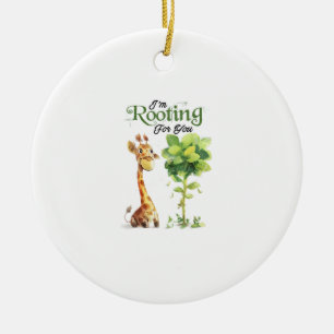 Ornamento De Cerâmica Uma Pequena Girafa Bonita Com A Árvore, Arrastando