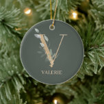 Ornamento De Cerâmica V Monograma Floral Personalizado<br><div class="desc">Monograma floral da letra V. A letra V,  de textura castanha ouro,  acentuada com folhas compostas de cor aquosa verde,  flores e pó de ouro. Personalizado com o nome na fonte correspondente.</div>