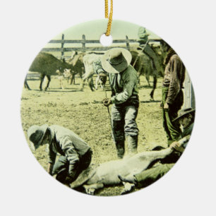 Ornamento De Cerâmica Vaqueiros americanos que marcam uma vitela, c.1900