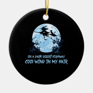 Ornamento De Cerâmica Vassouras Andando Em Estradas Escuras Do Deserto