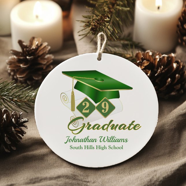Ornamento De Cerâmica Verde clássico e Formando Dourado (Personalized Classic Green and Gold Graduate Ceramic Ornament)