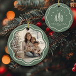 Ornamento De Cerâmica Verde de imagem da família de imagens onduladas mo<br><div class="desc">Adicione charme à sua árvore com nosso ornamento de Foto da Família de Quadros de Ondas Modernos! Design e texto personalizado de árvore de Natal verde de sábado bonito!</div>