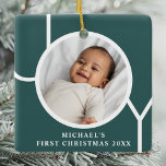 Ornamento De Cerâmica Verde-Foto de Natal do Menino Personalizado<br><div class="desc">O Primeiro Ornamento Fotográfico de Natal deste na moda Baby Boy é decorado com a palavra JOY em um fundo verde escuro. Facilmente personalizável com sua foto,  nome e ano.</div>