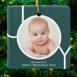 Ornamento De Cerâmica Verde-Foto do Primeiro Natal do Bebê<br><div class="desc">O Primeiro Ornamento Fotográfico de Natal deste Bebê na moda é decorado com a palavra JOY em branco num fundo de terracota. Facilmente personalizável com sua foto e seu nome. Adequado para um menino ou menina.</div>