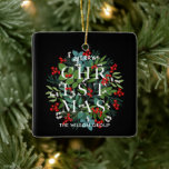 Ornamento De Cerâmica Verdes e Berries de Natal<br><div class="desc">A palavra Natal entre as folhas e as bagas de inverno aparece nesses ornamentos de árvores de Natal personalizados saudando com seu nome de família ou nome comercial. CORRESPONDENTE a itens na nossa coleção.</div>