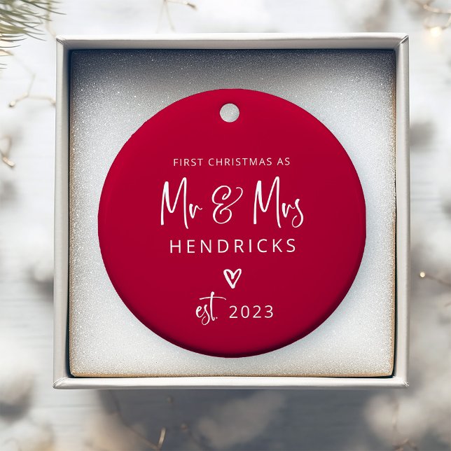 Ornamento De Cerâmica Vermelho de Script Moderno | Primeiro Natal Sr. e  (This modern, red and white Christmas ornament is the perfect keepsake for the newlyweds)