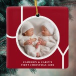 Ornamento De Cerâmica Vermelho Foto Personalizada do Primeiro Natal de T<br><div class="desc">O adorável enfeite de Natal deste gêmeo é decorado com a palavra JOY em tipografia branca sobre fundo vermelho. Facilmente personalizável com sua foto,  nome e ano.</div>