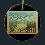 Ornamento De Cerâmica Viagens vintage de praia Narragansett<br><div class="desc">Esta design do cartão postal Vintage de Narragansett apresenta uma praia arenosa com uma bela água turquesa oceânica e acima do mar,  um céu azul com nuvens brancas onduladas. No estilo viagens vintage.</div>