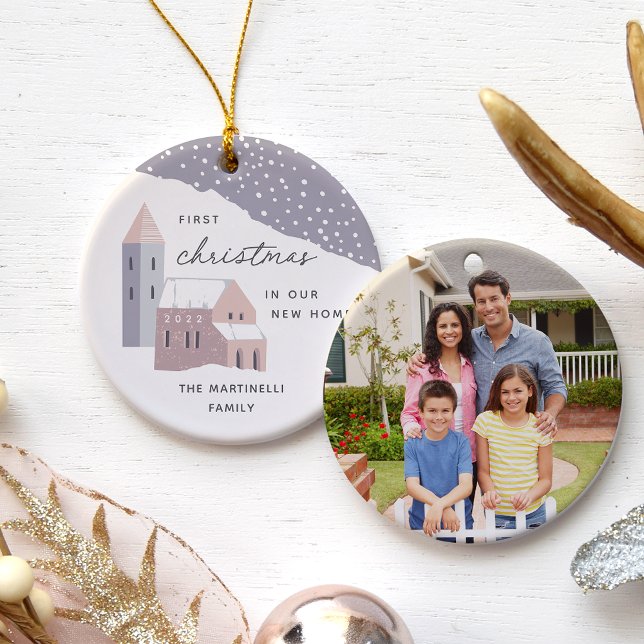 Ornamento De Cerâmica Vila Snowy | Primeiro Natal em Nossa Nova Casa (Criador carregado)