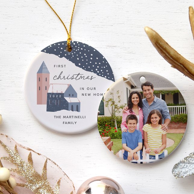 Ornamento De Cerâmica Vila Snowy | Primeiro Natal em Nossa Nova Casa (Criador carregado)