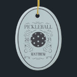 Ornamento De Cerâmica Vintage Elegant Pickleball Monographic Name<br><div class="desc">Um elegante design de estilo de vintage retrô só para aqueles que adoram jogar picleball. Apresenta arte de estilos tipográficos com uma bola de picleball. Monograma com nome de jogador. Perfeito para um ornamento,  prêmio ou prêmio de participação de férias.</div>