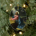 Ornamento De Cerâmica Vintage Jesus Cristo Rezando, Jardim de Gethsemane<br><div class="desc">Ilustração Vintage de Cristo religioso no Jardim de Gethsemane de Heinrich Hofmann. Jesus Cristo está rezando em Gethsemane vestindo um longo roupão fluído e rezando enquanto olha para o céu com uma estrela brilhando, ele está profundamente no pensamento e na oração. Gethsemane é um jardim ao pé do Monte das...</div>