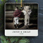Ornamento De Cerâmica Vintage Mínima Uma Foto Personalizada Natal<br><div class="desc">Capture o espírito da estação com nossa "Foto Mínima Vintage One" Personalizada de Cerâmica de Natal. Este ornamento combina o encanto clássico com um toque personalizado, apresentando sua foto de família tesourada em um quadro estilo máquina de escrever eterno. O design de uma foto faz dele um complemento para o...</div>