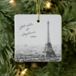 Ornamento De Cerâmica Vintage Paris Eiffel Tower Black White Photo Name<br><div class="desc">Este belo ornamento apresenta uma foto de viagem branco e preto-e-pintado,  vista de pássaros,  da Torre Eiffel e da França de Paris. Personalize-o com o(s) seu(s) nome(s). ideia de presente de excelente!</div>
