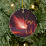 Ornamento De Cerâmica Vintage Science Fiction Alienígena Red Planet Expl<br><div class="desc">Imagem de Vintage,  ilustração futurista Science Fiction com astronautas alienígenas amigáveis acenando. Eles estão em um planeta ou lua vermelho com bolas de fogo explosivas que se parecem com fogos de artifício. Um clássico design de quadrinhos retrô 50 de ficção científica.</div>