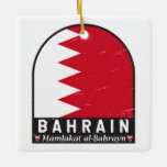 Ornamento De Cerâmica Vintagem Afetada do Emblem do Bahrein<br><div class="desc">Bahrein aflora o emblema com a bandeira e o casaco de armas.</div>