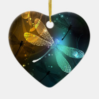 Voo luminoso verde de libélula