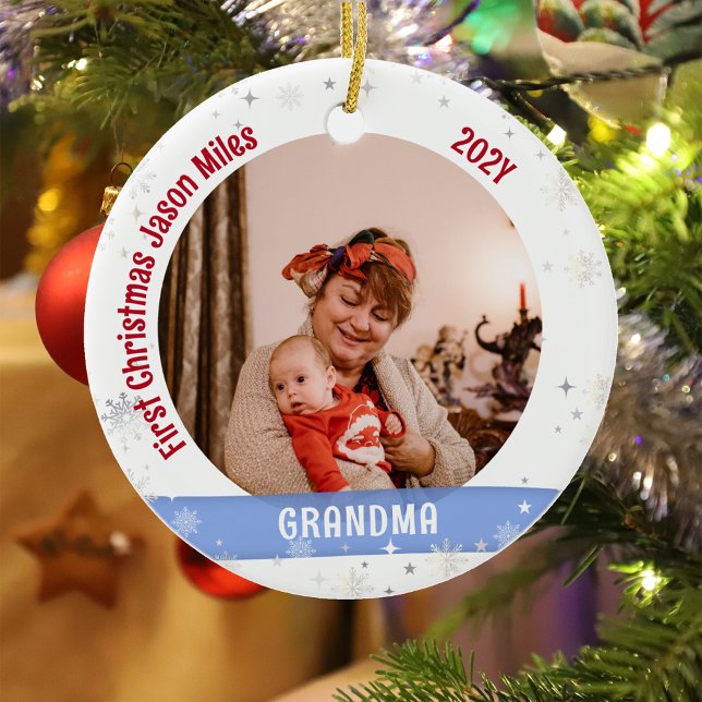 Ornamento De Cerâmica Vovó Bebê Personalizada Primeira Foto De Natal (Modern Elegant Cute First Christmas Baby Love you Grandma Grandmother 1 Photo Snowflakes Stars Holly)