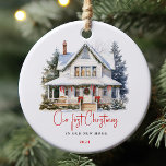 Ornamento De Cerâmica Watercolor First Home Natal Keepsasasasaame Orname<br><div class="desc">Este lindo ornamento cerâmico comemora o momento "Nosso Primeiro Natal em Nossa Nova Casa" de suas vidas. Apresentando uma ilustração encantadora de uma confortável casa coberta de neve enfeitada com decorações festivas de feriado, é a perfeita manutenção para celebrar um marco importante. Personalize o seu decoro de férias com este...</div>