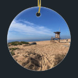 Ornamento De Cerâmica Wedge, Newport Beach, Califórnia<br><div class="desc">Vista da torre de salva-vidas "W" enquanto caminha até Wedge em Newport Beach,  Califórnia. Foto: novembro de 2022.</div>