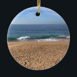 Ornamento De Cerâmica Wedge, Newport Beach, Califórnia<br><div class="desc">Vista das ondas que caem na costa com pelicanos no Wedge em Newport Beach,  Califórnia. Foto: novembro de 2022.</div>