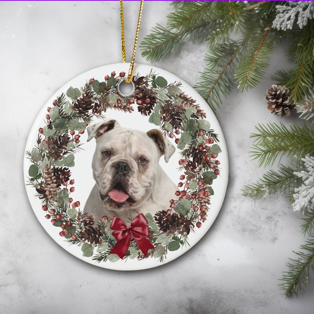 Ornamento De Cerâmica White Buldogue Pinecone Wreath Personalizado (Criador carregado)