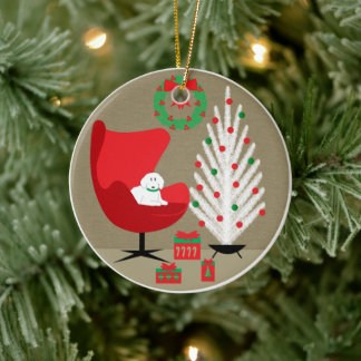 Ornamento De Cerâmica White Dog in Mid Century Christmas Room