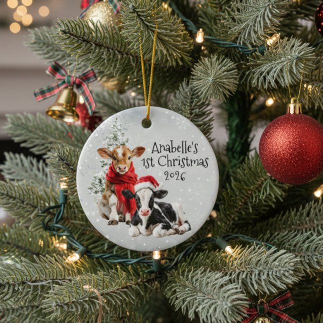 Ornamento De Cerâmica Winter Holiday Farm Cow 1st Christmas  (Criador carregado)