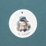 Ornamento De Cerâmica Winter Kookaburra Wish, personalizado<br><div class="desc">Adicione um toque de charme de férias personalizado à sua árvore ou decorações com nosso ornamento cerâmico "Winter Kookaburra Wish". Este adorável ornamento apresenta a ilustração aquosa de uma kookaburra empoleirada num galho, esportando a sua bainha azul festiva e listrada branca assada com flocos de neve. O charmoso pássaro australiano...</div>