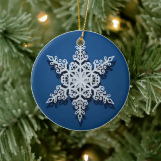Ornamento De Cerâmica Winter Sky Snowflake — Classic White on Blue