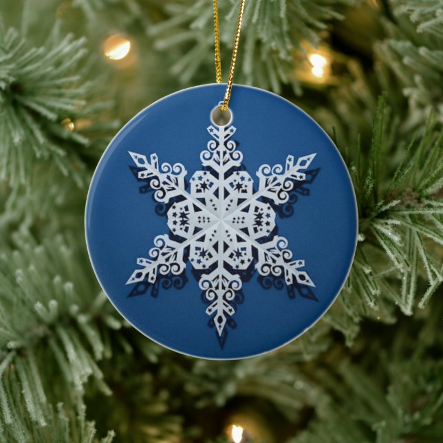 Ornamento De Cerâmica Winter Sky Snowflake — Classic White on Blue (Árvore)